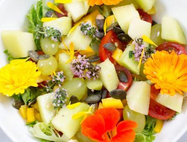 Niezwykle barwna sałatka z melona i kwiatów jadalnych cieszy nie tylko podniebienie, ale i oko. Sezon na letnie zioła.