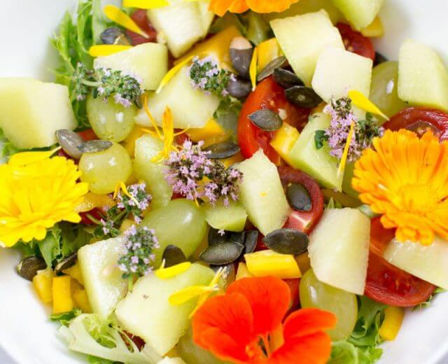 Niezwykle barwna sałatka z melona i kwiatów jadalnych cieszy nie tylko podniebienie, ale i oko. Sezon na letnie zioła.