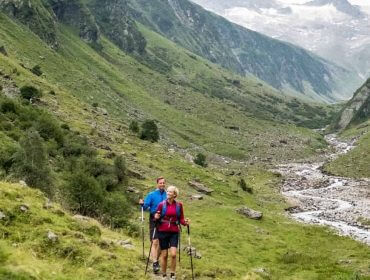Para wędrowców w górach regionu Wildkogel-Arena, wśród dziewiczej natury największego w Austrii Parku Narodowego.