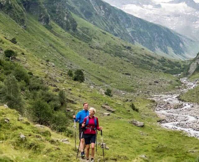 Para wędrowców w górach regionu Wildkogel-Arena, wśród dziewiczej natury największego w Austrii Parku Narodowego.