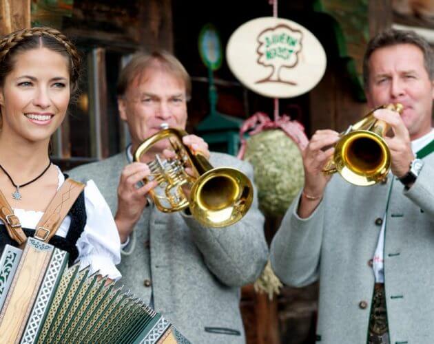 Ważną częścią każdego festynu na otwarcie Salzburskiej Wiejskiej Jesieni są występu grup muzycznych.