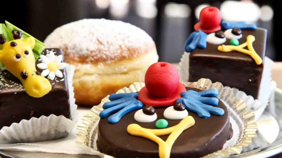 Karnawałowe słodycze to w Salzburgu nie tylko pączki, ale także zabawnie udekorowane ciasteczka z uśmiechniętymu buźkami.