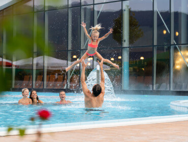 Jeden z basenów odkrytych w Erlebnis-Therme Amadé przeznaczony jest na wodne zabawy z dziećmi.