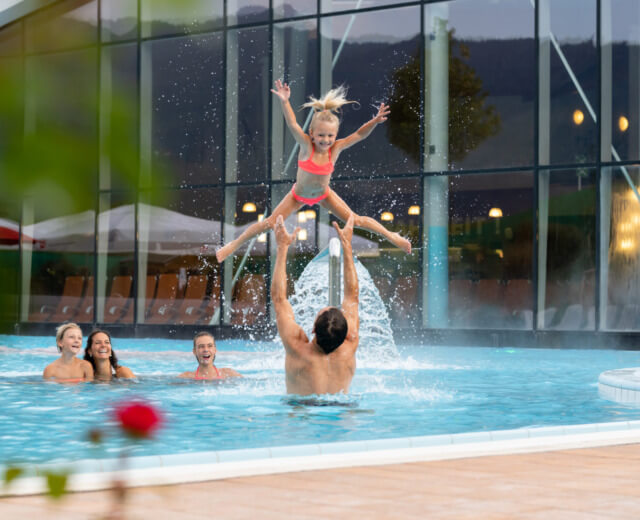 Jeden z basenów odkrytych w Erlebnis-Therme Amadé przeznaczony jest na wodne zabawy z dziećmi.