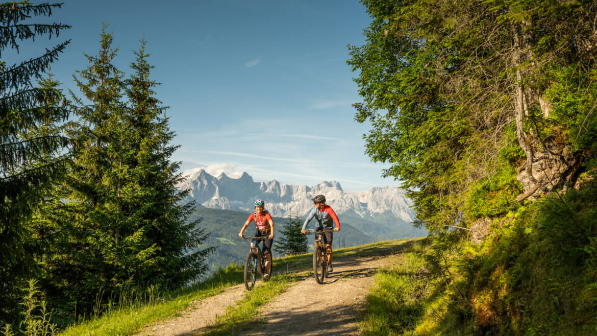 Cyklisté na horských kolech na Kemahdhöhe