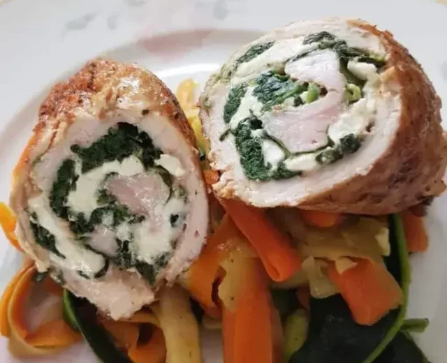 Putenroulade-gefüllt-mit-Spinat-und-Schafskäse-auf-Gemüsenudeln_©SAM.jpg
