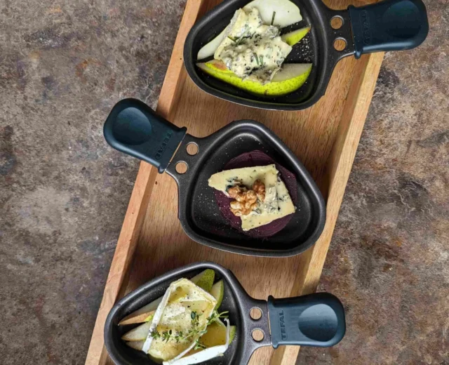 Brie_Blauschimmelkäse_Birne_Rote Beete_Pfännchen_HF_Projekt Raclette_©Salzburger Agrar Marketing_Martina Höfelmaier.jpg (1)