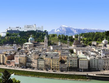 Festung Pejzaż miasta Salzburg, Austria, zawierający twierdzę Hohensalzburg, historyczne budynki i widoki na góry.
