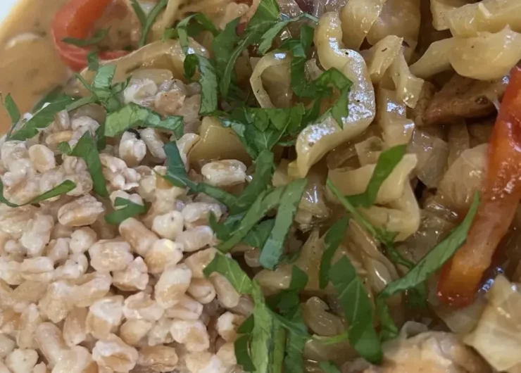 shared_recipe_1729849837.jpeg Biała kapusta z mięsem wieprzowym ryżem, posypana posiekaną pietruszką.