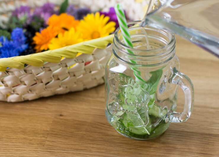 Zutaten-ins-Glas-und-mit-Wasser-ubergiessen-1280×1024