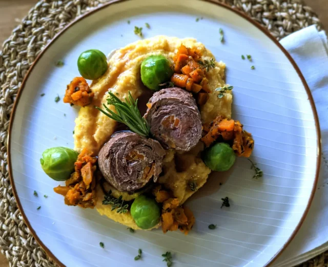 Rindsrouladen cremige Polenta Kürbis-Kohlsprossengemüse_Isstgut_Höfelmaier.jpg