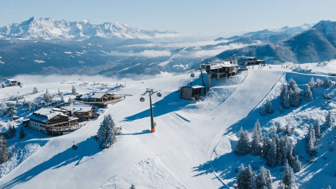 Panorama alpejskich szczytów i tras narciarskich we Flachau.
