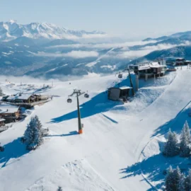 Panorama alpejskich szczytów i tras narciarskich we Flachau.