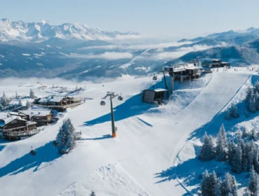 Panorama alpejskich szczytów i tras narciarskich we Flachau.
