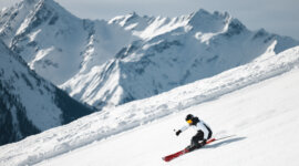 Skifahren mit Hohen Tauern im Hintergrund (c) Ferienregion Nationalpark Hohe Tauern – Mathäus Gartner